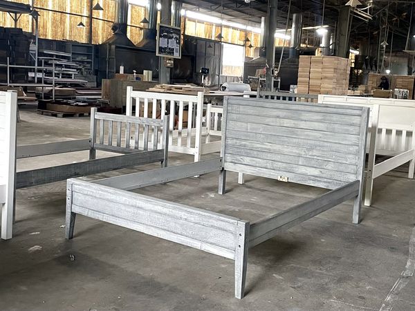 Khung giường gỗ tự nhiên trên sàn xưởng