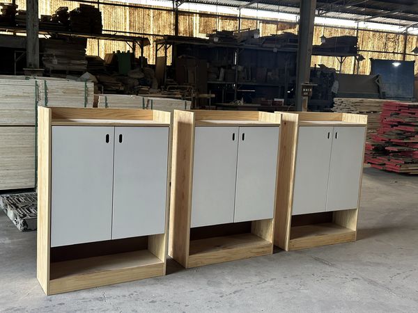 Tủ gỗ thông cánh trắng trong xưởng