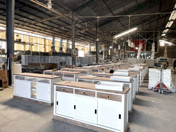Xưởng sản xuất với các tủ buffet đang lắp ráp hoàn thiện tại Tân Phước
