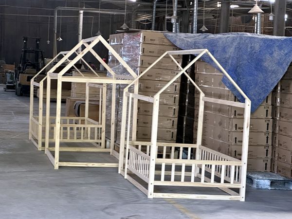 Khung giường nhà bằng gỗ tự nhiên trong kho trước khi đóng gói