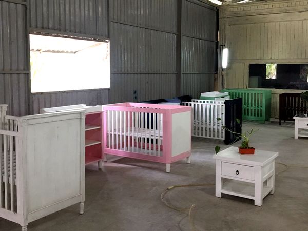 Phòng mẫu với cũi sơn màu và nội thất phòng em bé