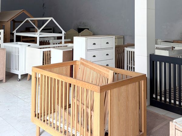 Hàng mẫu tại showroom: cũi gỗ tự nhiên, tủ ngăn kéo và giường nhà