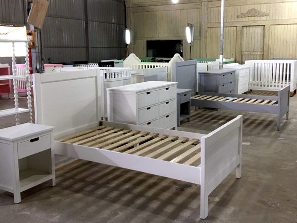 Showroom nhà máy với giường trẻ em, tủ ngăn kéo và cũi màu trắng và xám