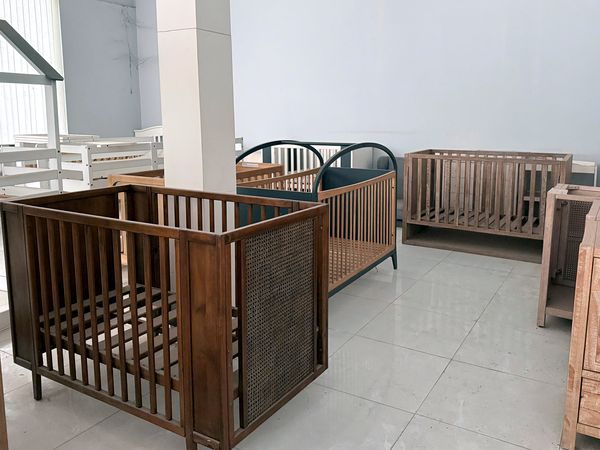 Showroom: cũi màu óc chó và màu gỗ tự nhiên có tấm mây đan