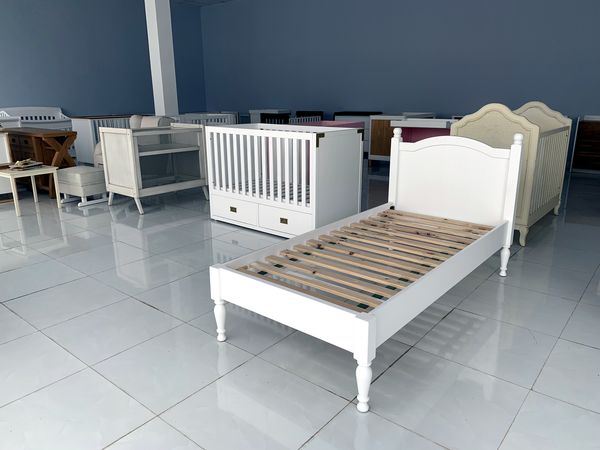 Showroom nhà máy với cũi trắng có ngăn kéo và giường trẻ em