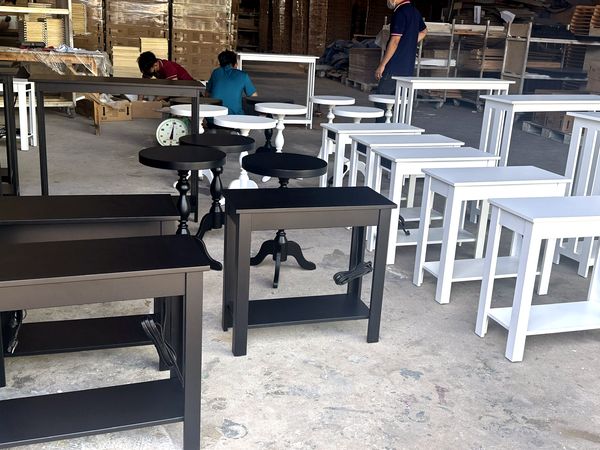 Công nhân kiểm tra bàn phụ và bàn chân trụ trước khi đóng gói