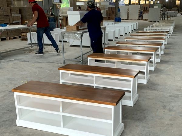 Công nhân lắp ráp kệ tivi gỗ tự nhiên trên dây chuyền sản xuất