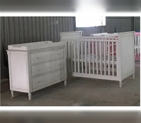 Cũi và tủ thay tã màu trắng cổ điển - Bàn thay tã & bộ phòng em bé do Nội thất Tân Phước (Việt Nam) sản xuất
