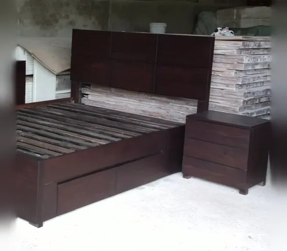 Giường gỗ tối màu có ngăn chứa đồ và bàn đầu giường - Phòng ngủ & phòng ăn do Nội thất Tân Phước (Việt Nam) sản xuất