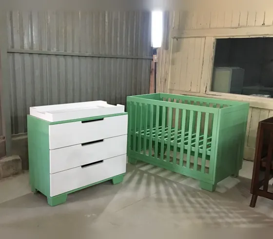 Bộ phòng em bé xanh lá và trắng: cũi và tủ thay tã - Bàn thay tã & bộ phòng em bé do Nội thất Tân Phước (Việt Nam) sản xuất