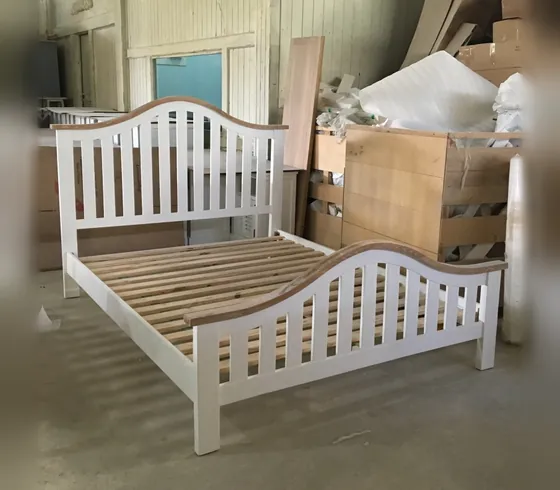 Giường nan cong màu trắng và gỗ sồi tự nhiên - Phòng ngủ & phòng ăn do Nội thất Tân Phước (Việt Nam) sản xuất