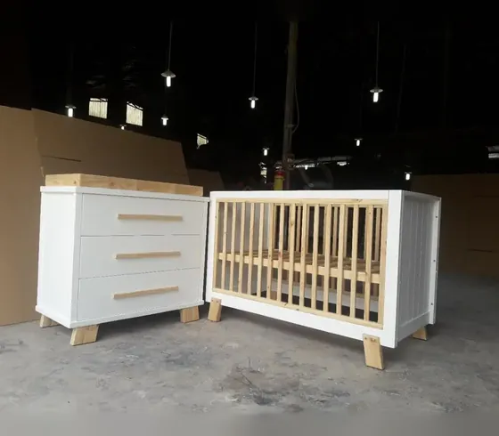 Bộ cũi nan gỗ tự nhiên và tủ 3 ngăn kéo - Bàn thay tã & bộ phòng em bé do Nội thất Tân Phước (Việt Nam) sản xuất