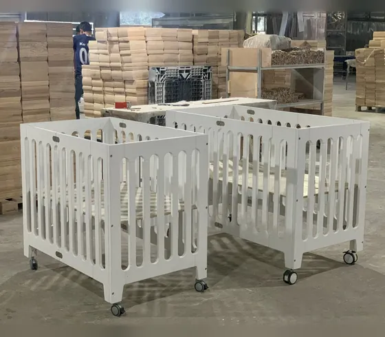 Cũi em bé trắng 124 có bánh xe và bộ chuyển giường bé tập đi - Cũi & nôi do Nội thất Tân Phước (Việt Nam) sản xuất