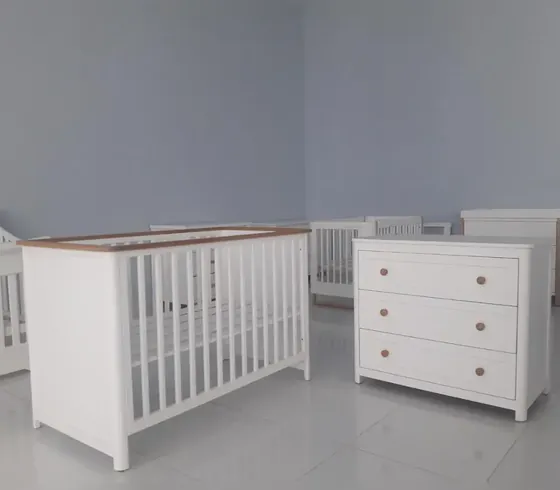 Bộ cũi trắng và tủ 3 ngăn kéo - Bàn thay tã & bộ phòng em bé do Nội thất Tân Phước (Việt Nam) sản xuất