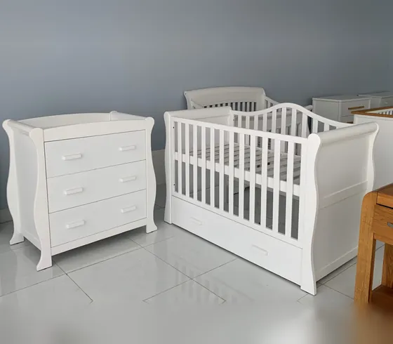 Bộ phòng em bé: cũi trắng và tủ 3 ngăn kéo - Bàn thay tã & bộ phòng em bé do Nội thất Tân Phước (Việt Nam) sản xuất