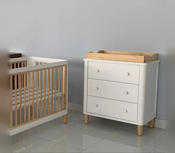 Bộ phòng em bé trắng: cũi và tủ thay tã 3 ngăn kéo - Bàn thay tã & bộ phòng em bé do Nội thất Tân Phước (Việt Nam) sản xuất